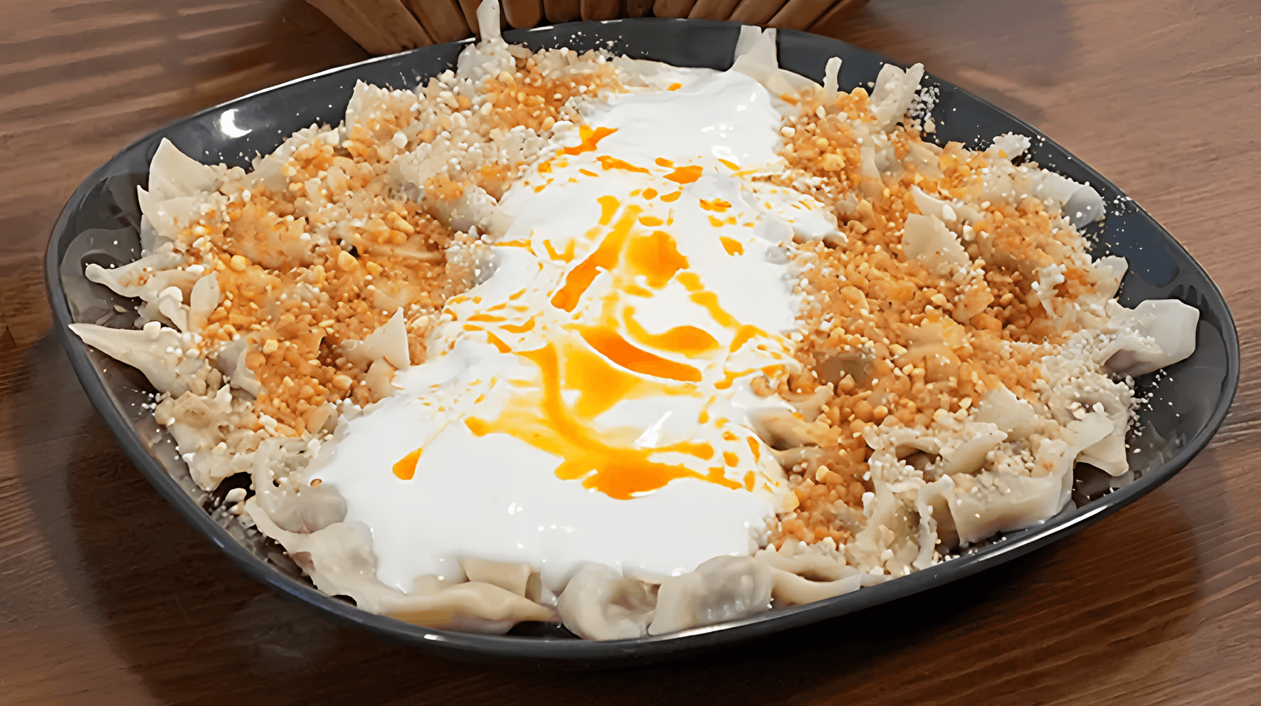 Buharı üstünde, yoğurtlu Kayseri mantısı